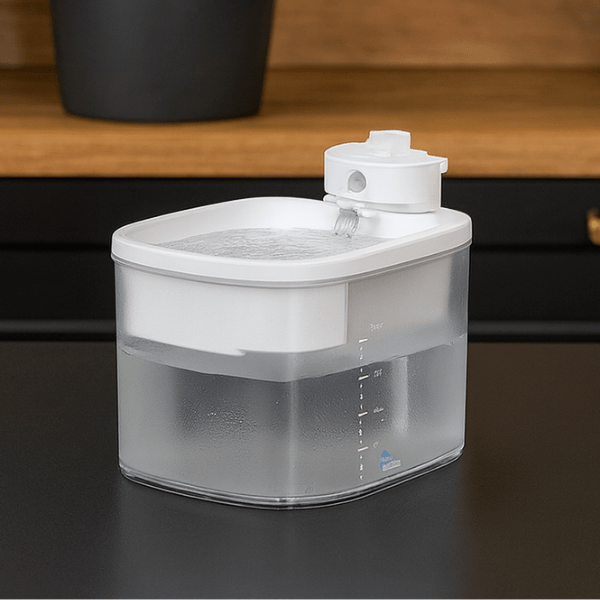 Fontaine a eau chat sans fil batterie détecteur présentée dans cuisine DetectFlow