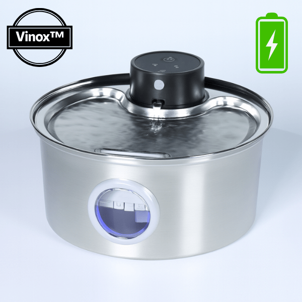 Fontaine a eau pour chat inox rechargeable présentée avec macaron marque Vinox™