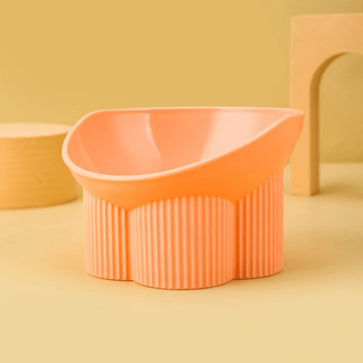 Gamelle chat anti renversement Anti-tipCatBowls™ surélevée orange dans salon