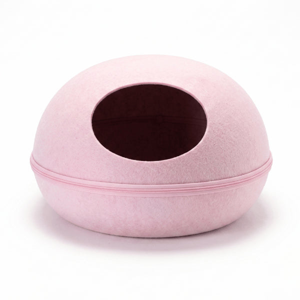 Maison chats rose en feutre au design ovale avec entrée frontale généreuse