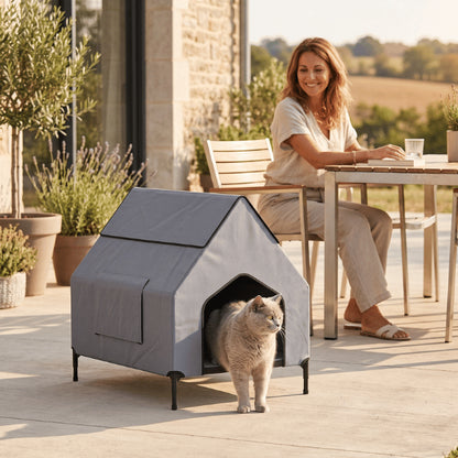 Abri chat surélevé installé sur terrasse pour offrir un refuge extérieur confortable