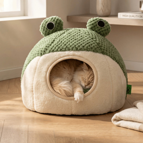 Abri chats grenouille moelleux offrant un cocon rassurant pour dormir au chaud
