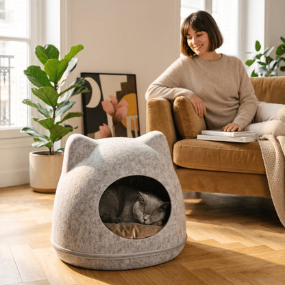 Abri pour chats gris clair offrant un couchage discret près du propriétaire