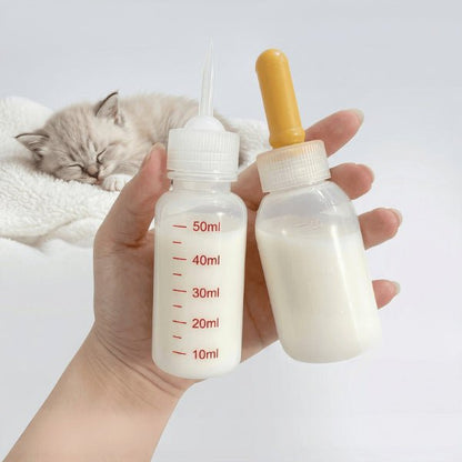 Biberon pour chaton rempli de lait avec tétines variées pour adapter débit alimentation