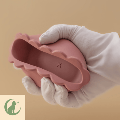 Bol chaton rose rond en silicone malléable plié dans main - SikBowl™