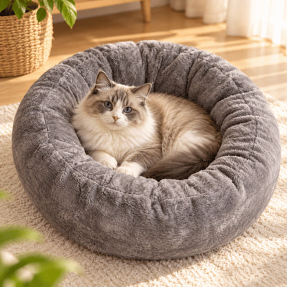 Couchage chat gris enveloppant avec rebord profond pour repos chaud en intérieur