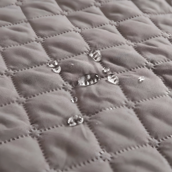 Couchage chat imperméable matelassé avec gouttes illustrant la protection contre l’humidité