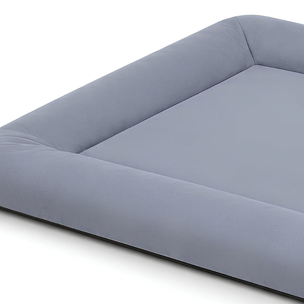 Couchage pour chat gris avec détails du rebord épais et finition résistante