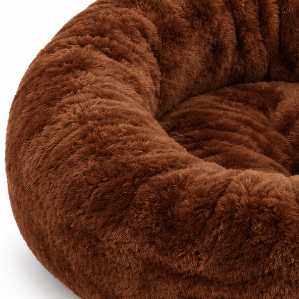 Coussin chat marron en peluche épaisse montrant texture douce et coutures rembourrées