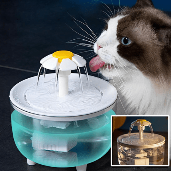 Félin qui boit au fleuron de la fontaine à eau pour chat blanche CatDrinker™