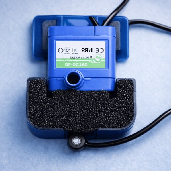 Filtre pour pompe fontaine à eau chat installé sur la pompe pour retenir poils et débris