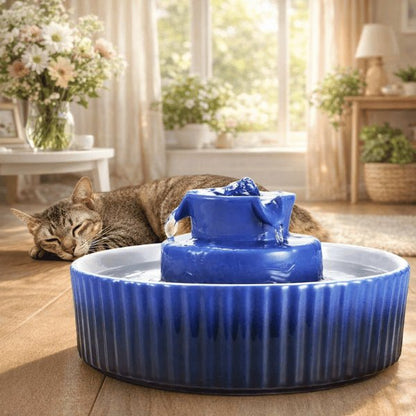 Fontaine à eau céramique bleue silencieuse avec chat détendu - Organic™