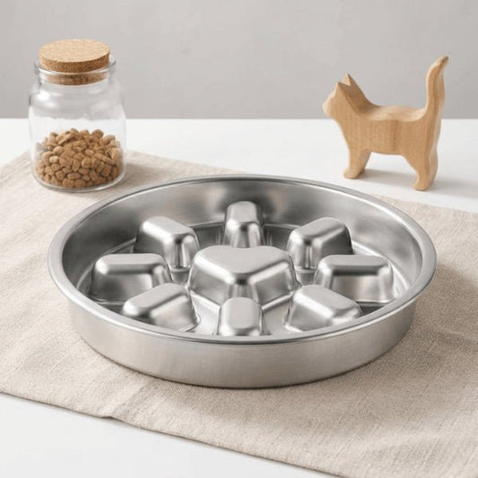 Gamelle antiglouton chat inox hygiénique à design moderne posée sur table pour une alimentation lente