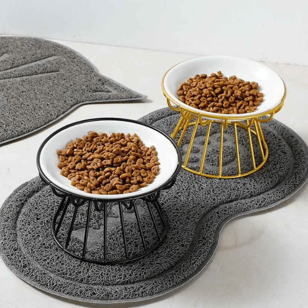 Gamelle chat surélevée céramique avec croquettes et support fer doré et noire - Trône Gourmet™