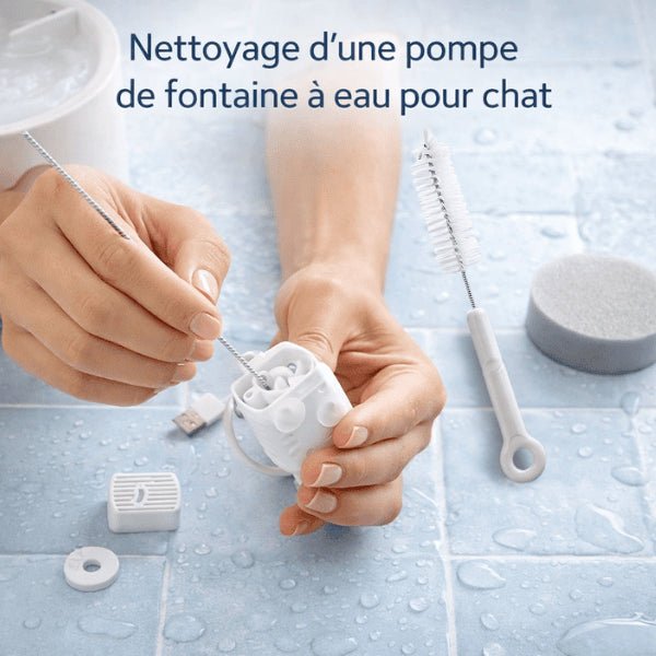 Nettoyage intérieur d’une pompe de fontaine à eau pour chat partie hélice avec brosse