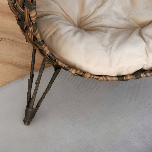 Niche pour chat intérieur sur pieds métalliques limitant le contact au sol