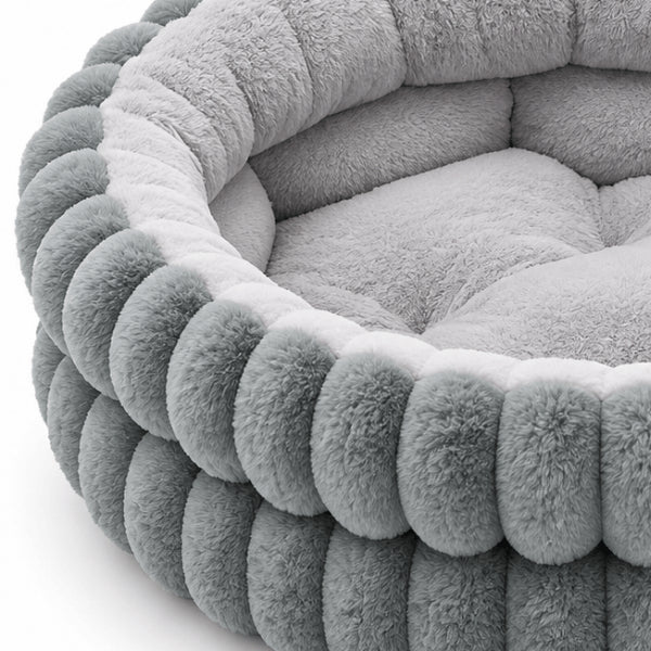 Panier moelleux pour chat gris montrant peluche épaisse et structure côtelée enveloppante