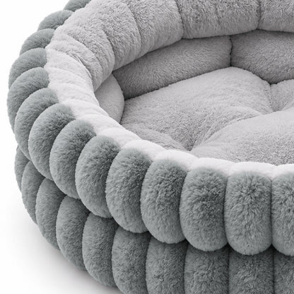 Panier moelleux pour chat gris montrant peluche épaisse et structure côtelée enveloppante