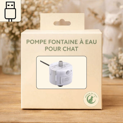 Pompe fontaine à eau chat présentée dans son emballage avec design compact