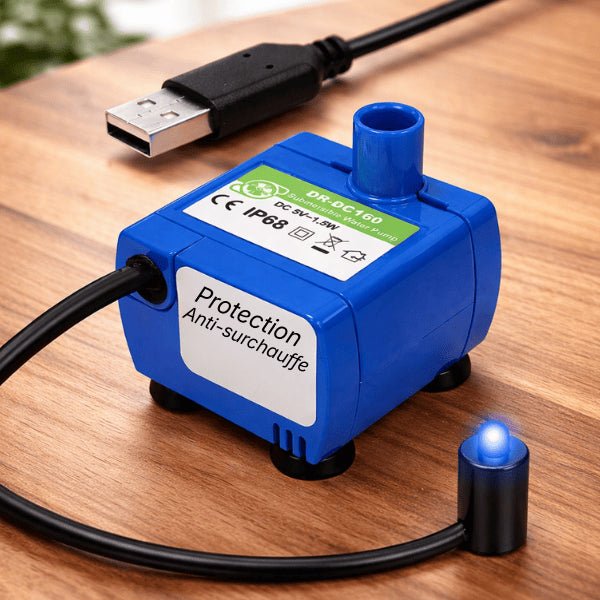 Pompe fontaine chat avec câble USB posée sur une table