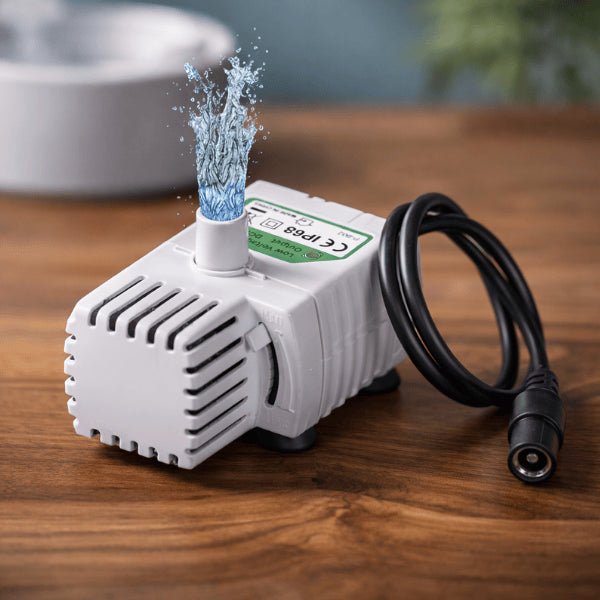 Pompe fontaine pour chat norme IP68 étanche débit réglable à prise ronde vue produit sur table