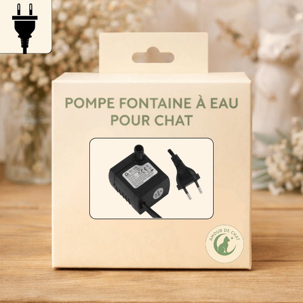Pompe pour fontaine à eau chat présentée dans son emballage avec prise secteur
