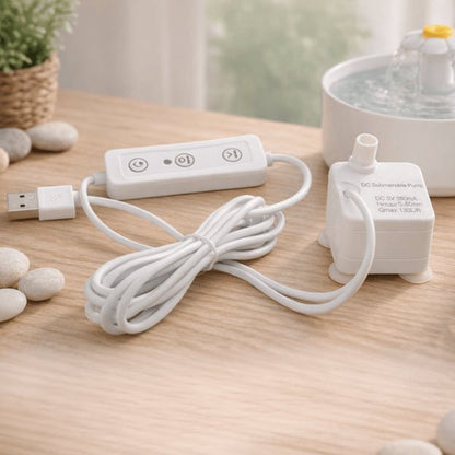Pompe pour fontaine à eau pour chat avec télécommande externe posée sur table