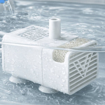 Pompe pour fontaine eau chat immergée en fonctionnement sous l’eau