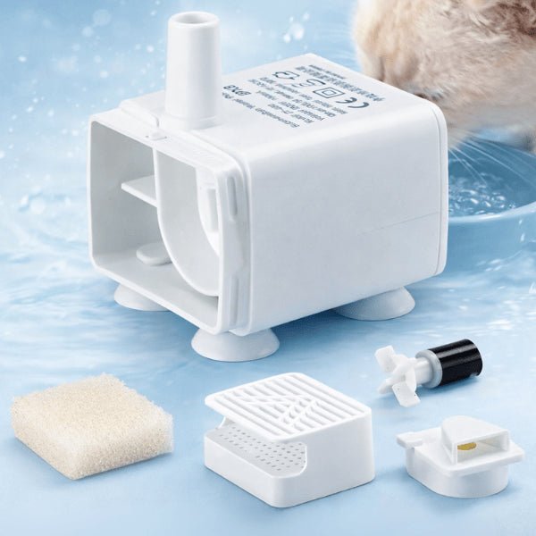 Pompe pour fontaine eau chat démontée avec filtre et hélice visibles
