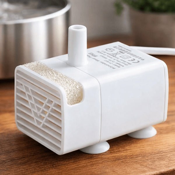 Pompe pour fontaine eau chat posée sur une table vue rapprochée