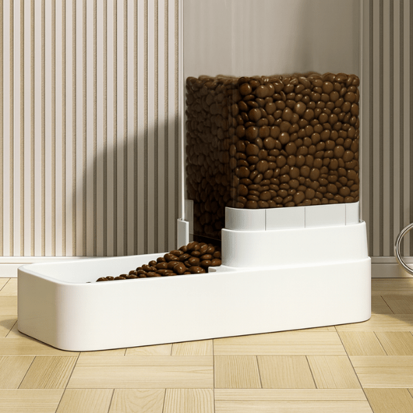 Présentation du distributeur croquettes chat vue de cote avec croquettes