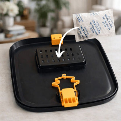 Sachet absorbeur d'humidité placé dans le couvercle d’un distributeur de croquettes pour limiter l’humidité